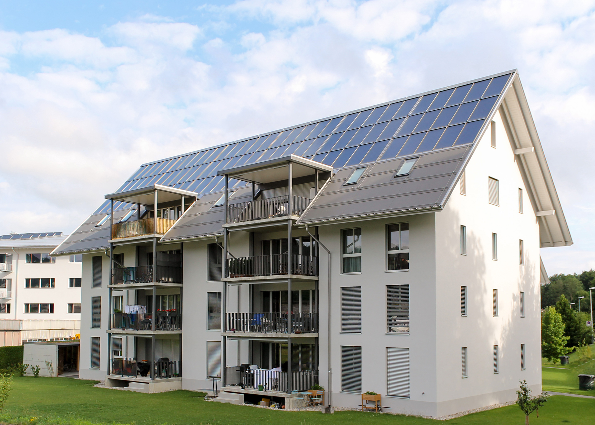 Mehrfamilienhaus mit Solaranlage am Dach