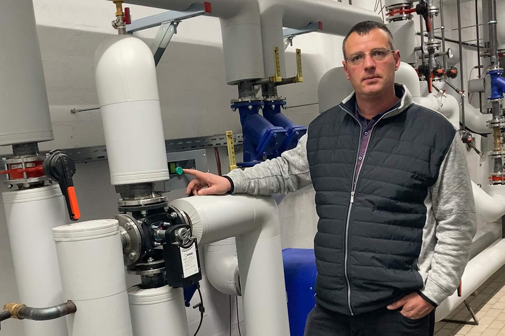 Techniker im Heiztechnikraum