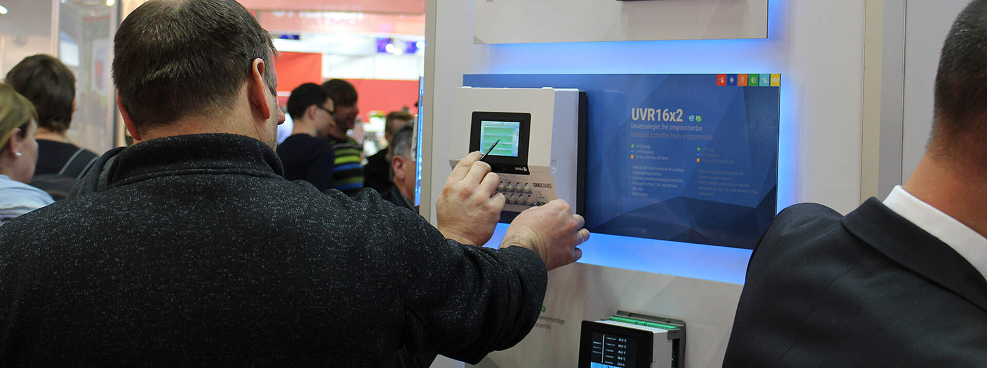 Gespräche bei der UVR16x2 Gespräch bei der am Stand montierten UVR16x2