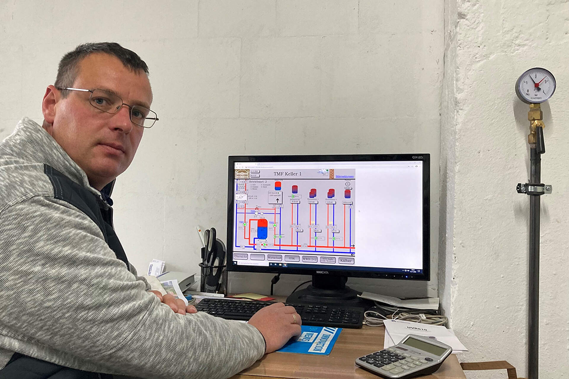 Techniker sitzt vor PC