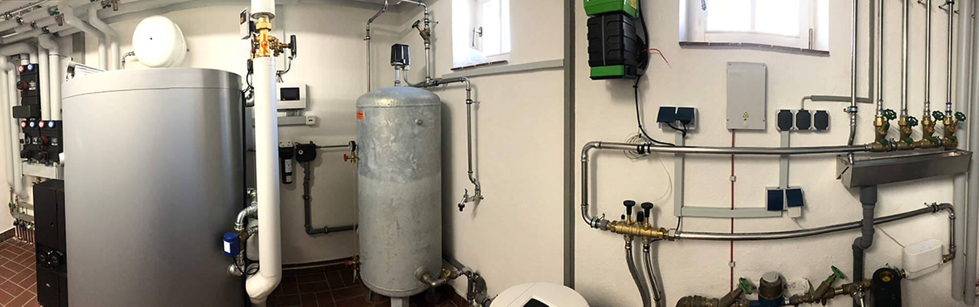 Heizraum mit Pufferspeicher und Pumpengruppen