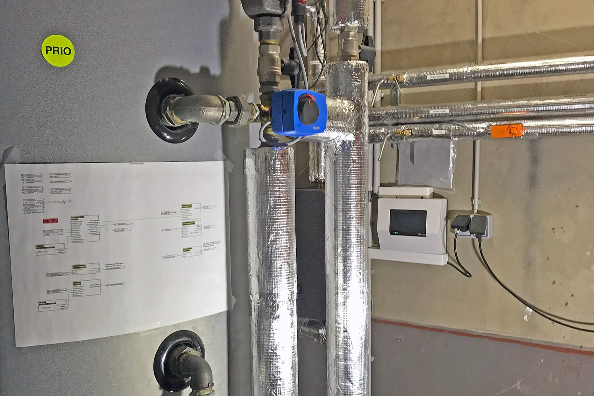 Teil eines Heizungspuffer, weitere dezentrale Heizungssteuerung UVR16x2 an der Wand
