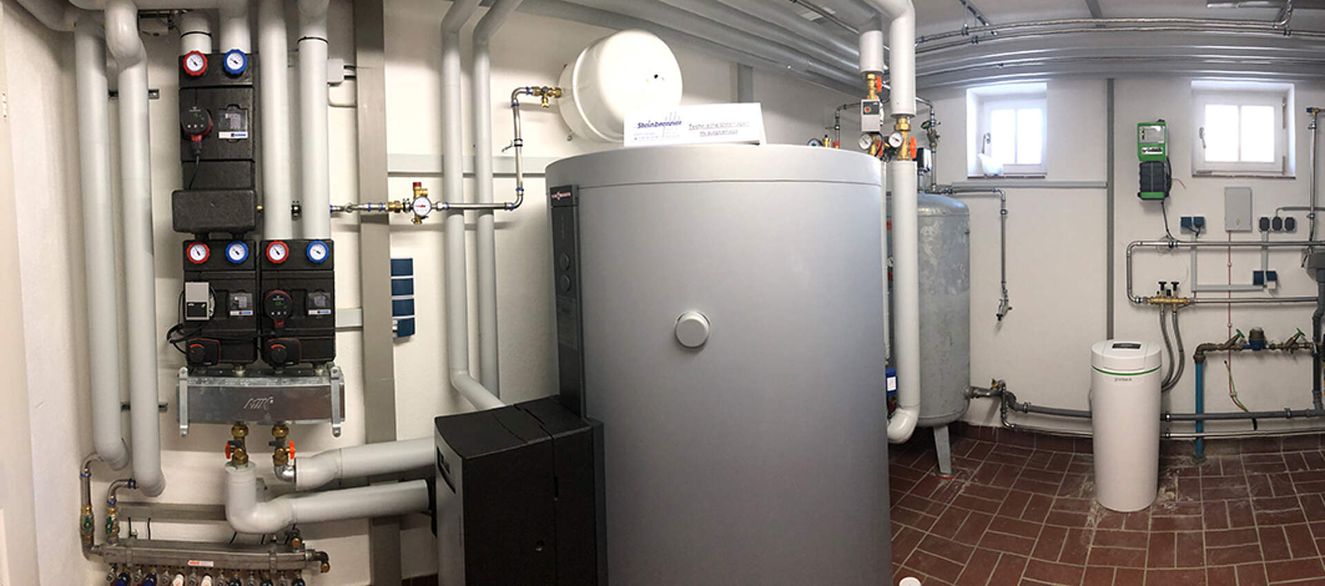 Heizraum mit Pufferspeicher und Pumpengruppen