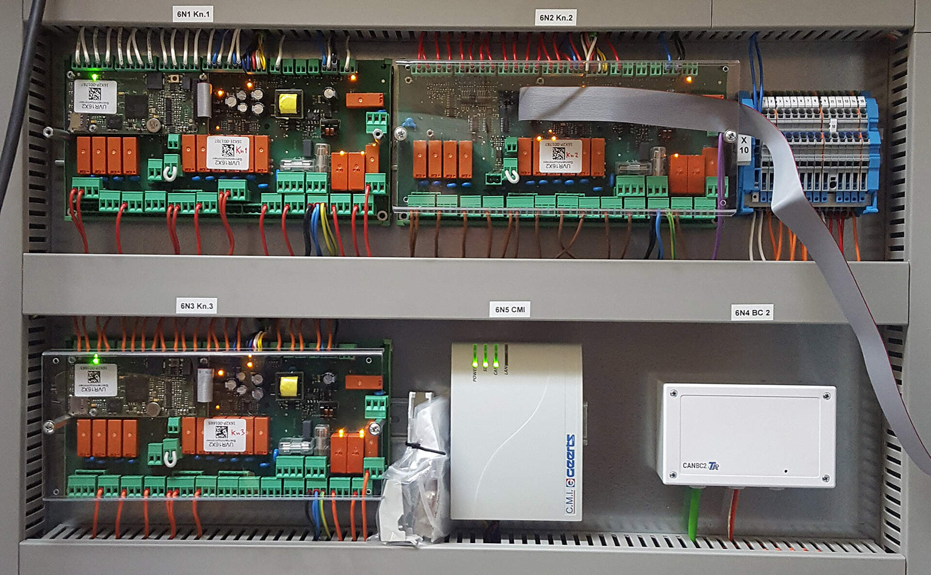 Der Schaltschrank in der Heizzentrale mit 3x UVR16x2 als Platine, das C.M.I. und einem CAN-BC2