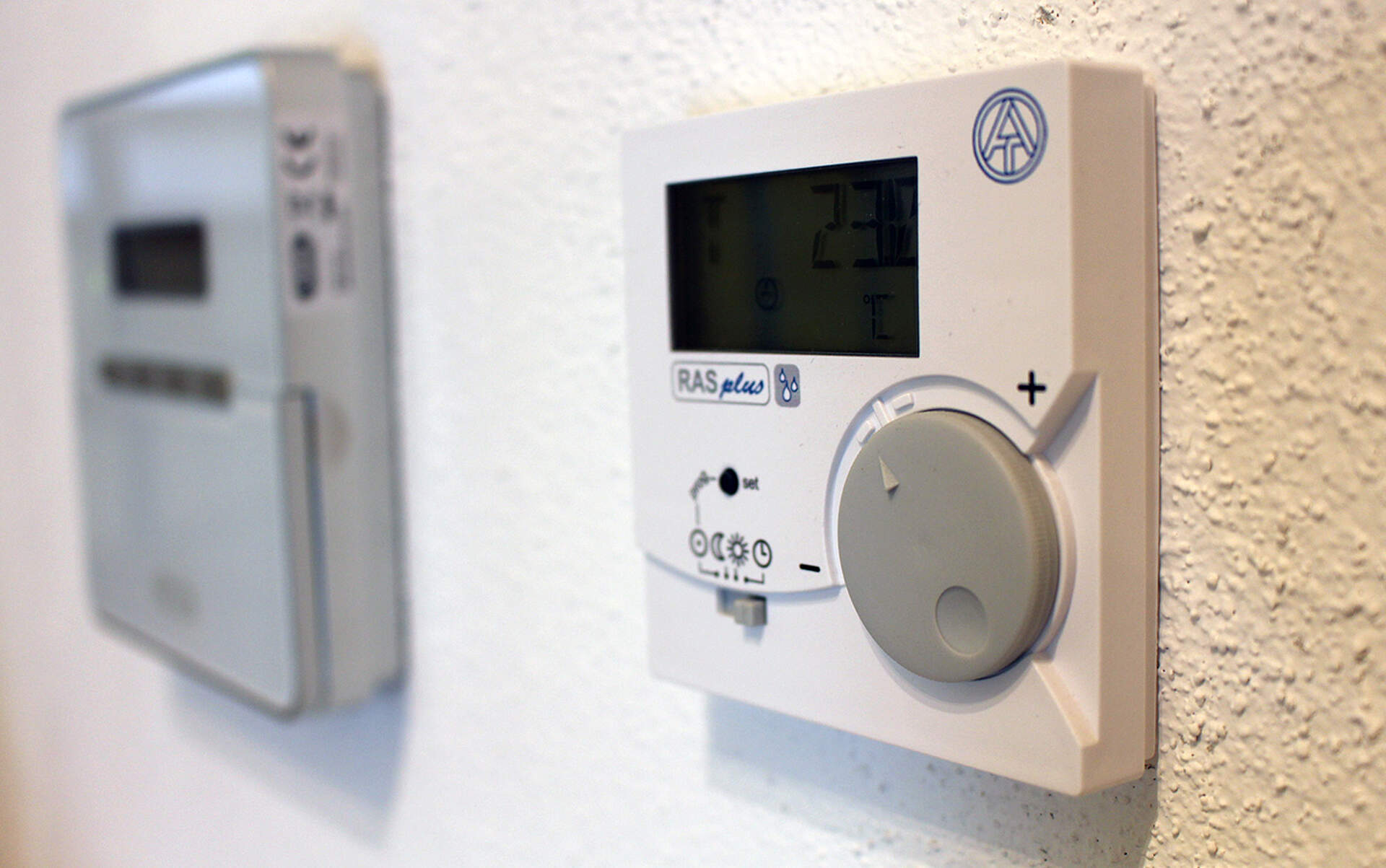 an die Wand montierter Raumsensor