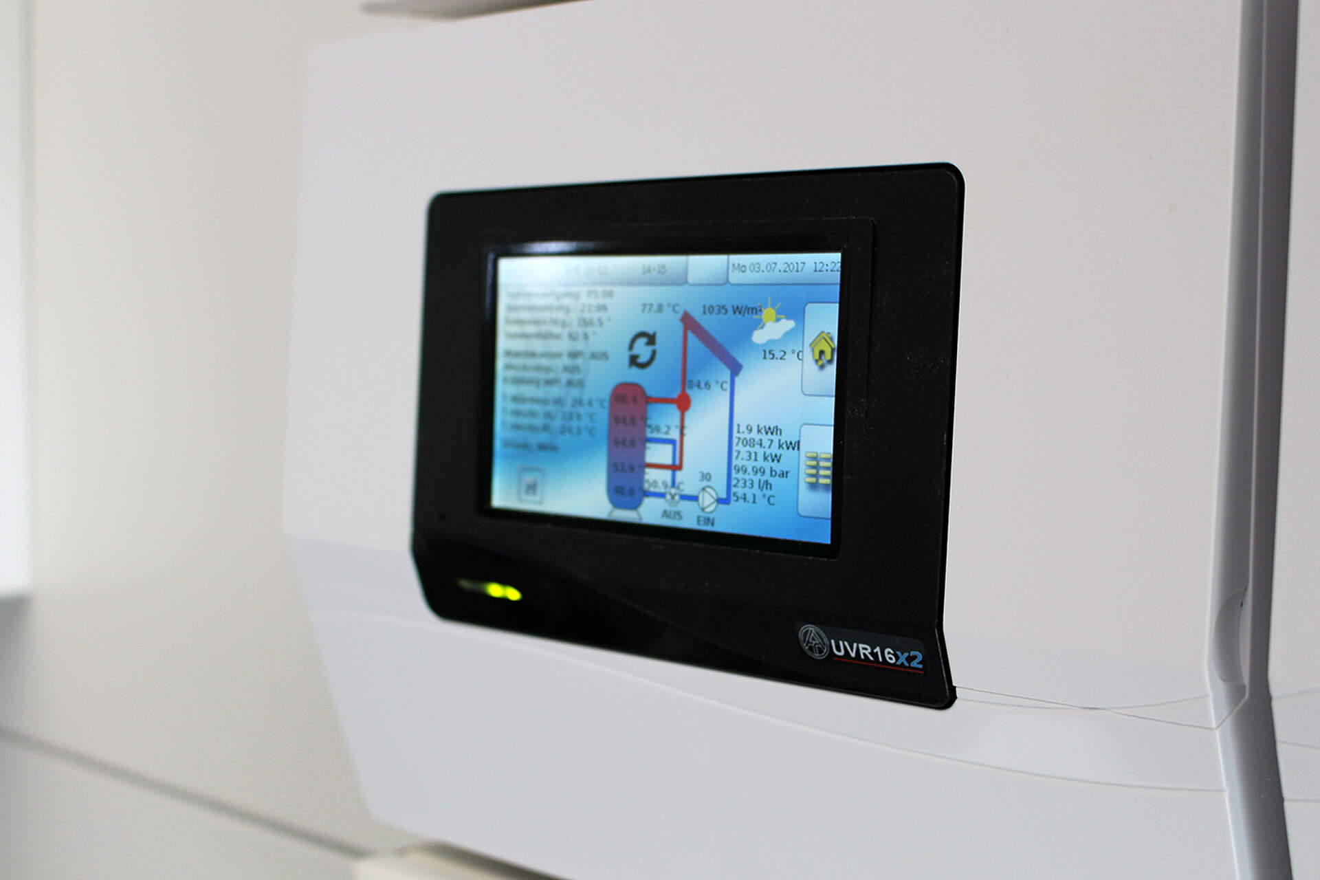Universalregler mit eingeschaltetem Display zeigt die Funktionsübersicht