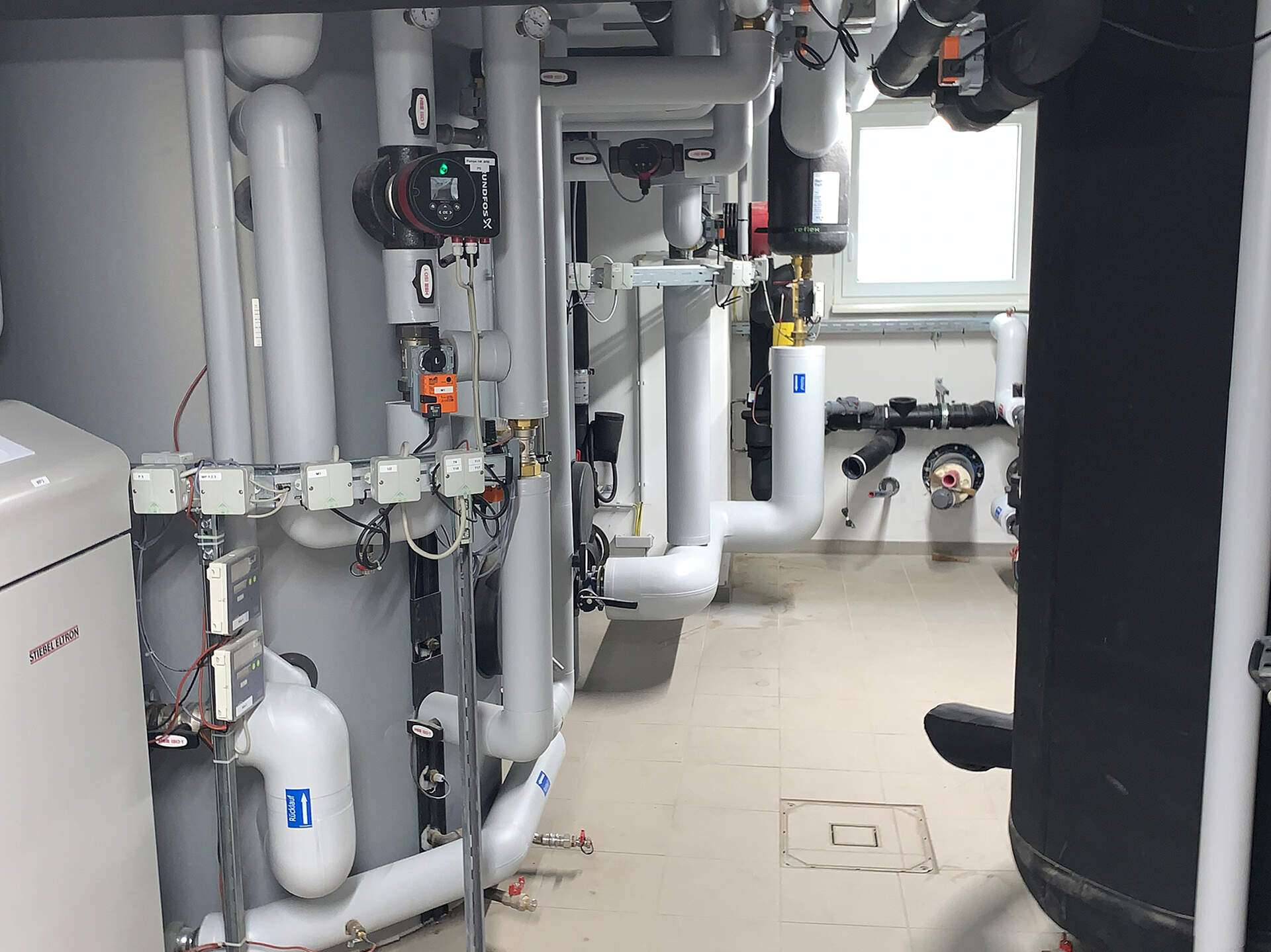 Zwei Pufferspeicher für Heizung und hygienisches Warmwasser