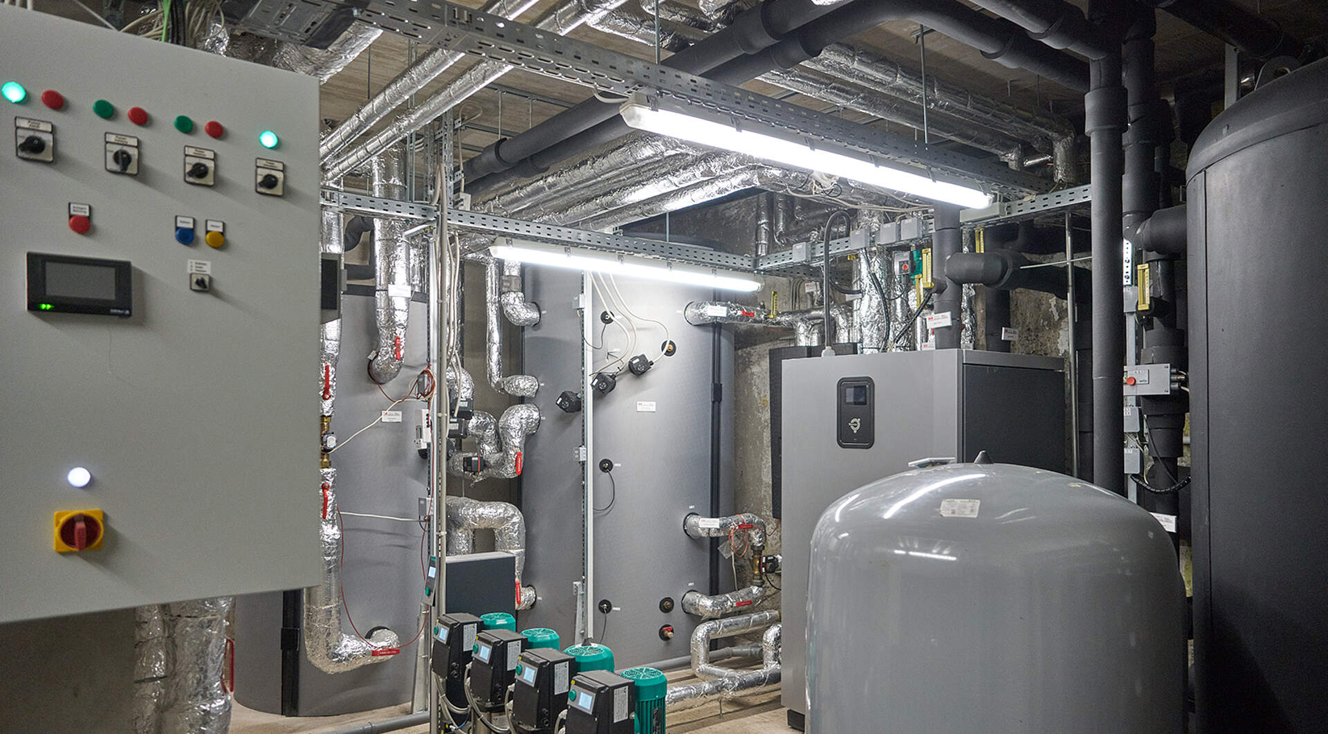 Technikzentrale mit den Speichern, Wärmepumpe und Schaltschrank.