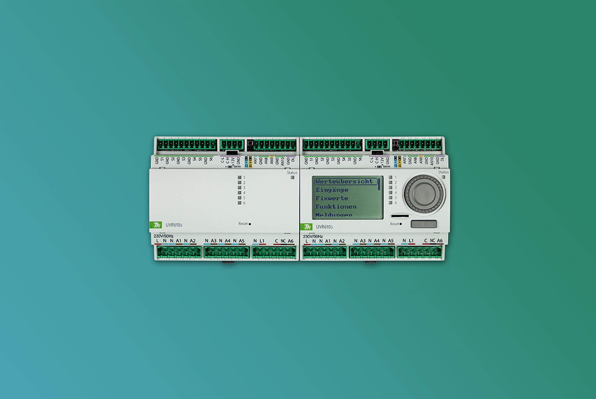 UVR610S und UVR610S-OD Zwei Regelgeräte auf grünem Hintergrund