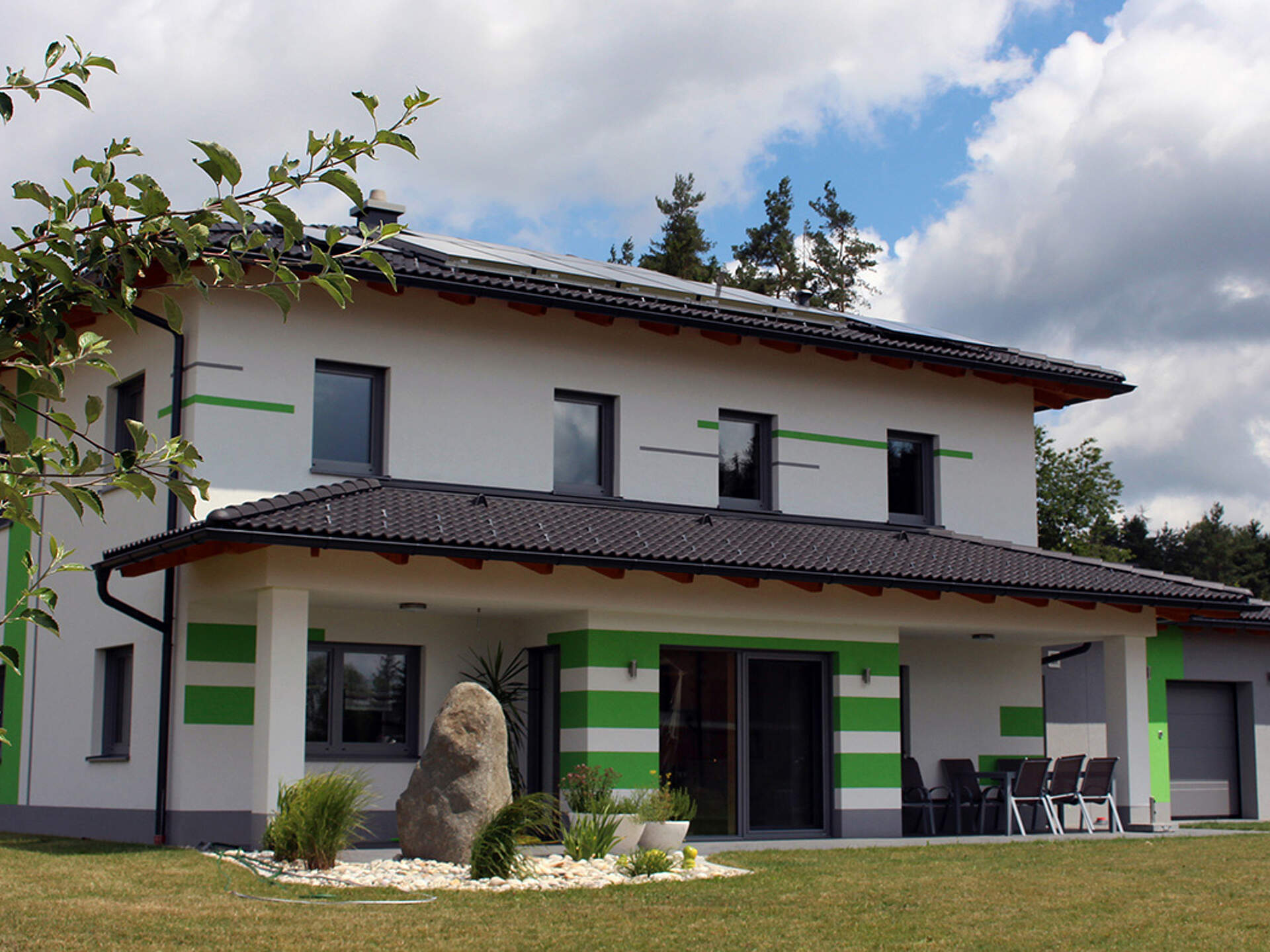 Einfamilienhaus von Aussen vor bewölktem Himmel