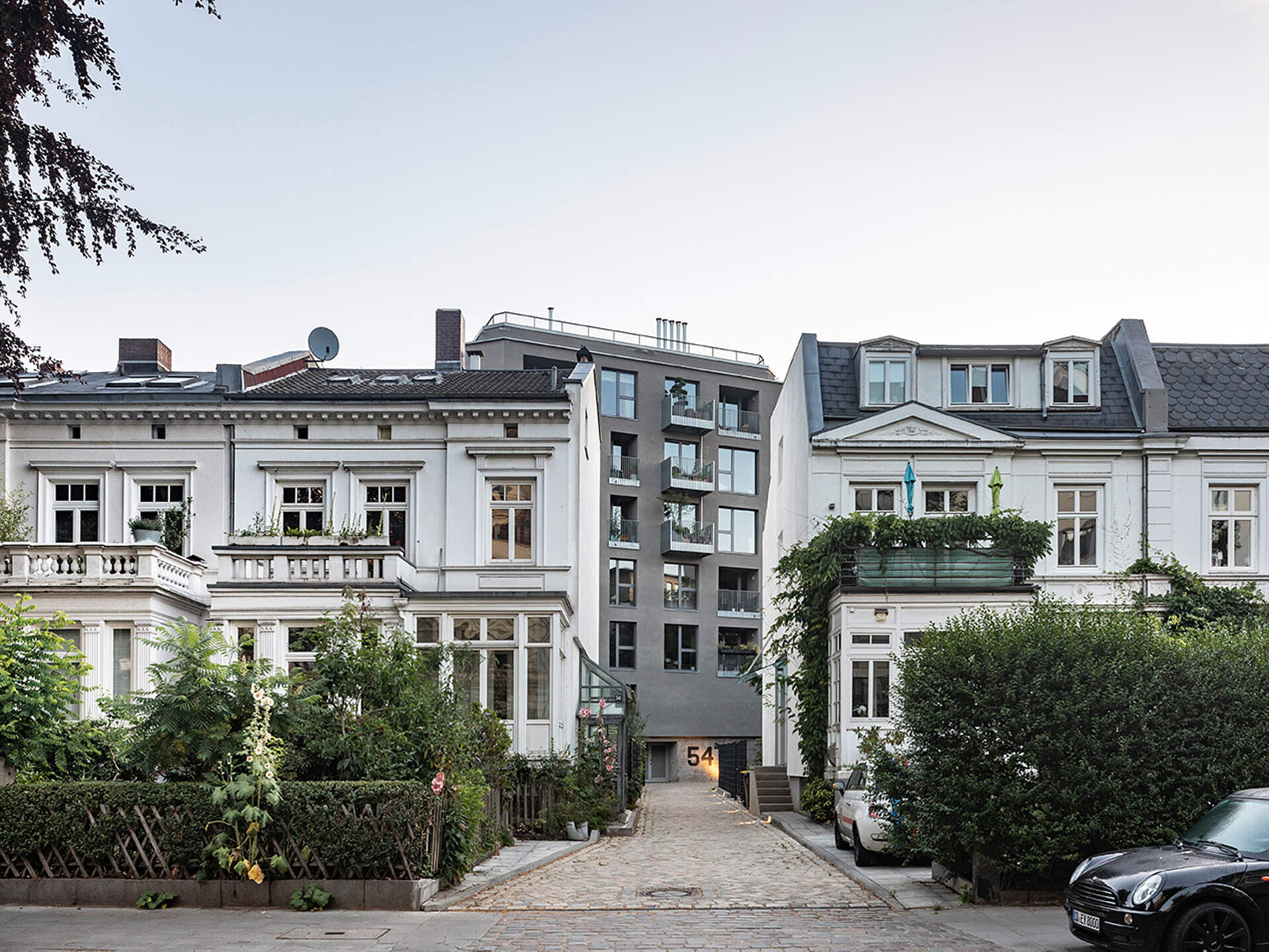 Ansicht des Gebäudes von der Straße aus