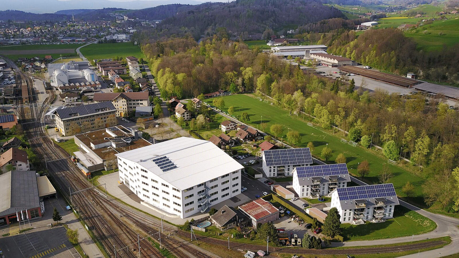 Gesamter Solarpark in Oberburg mit den 3 Sonnenhäusern und dem Fabriksgebäude