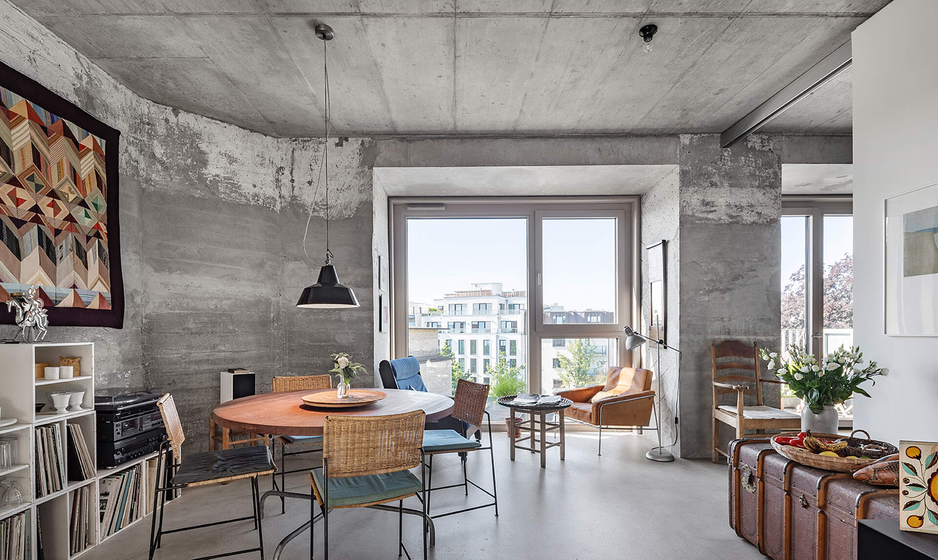 Wohnraum einer Wohnung, bodentiefen Fenster sorgen für helle Räume